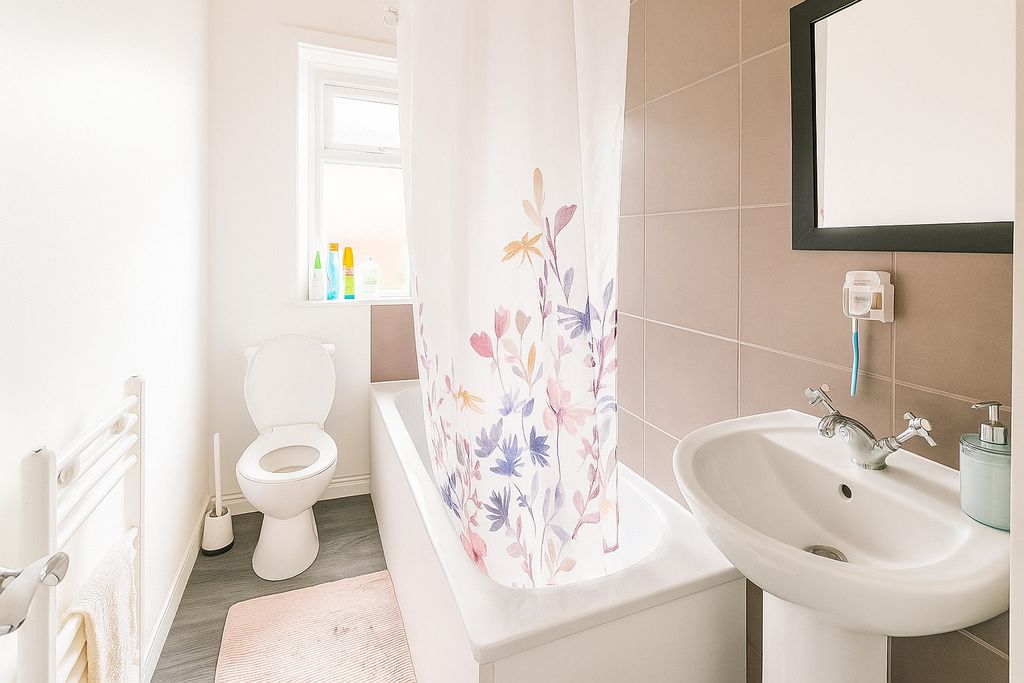Property photo 2 of 6 Bright And Clean Bathroom Suite Featuring A Bathtu...