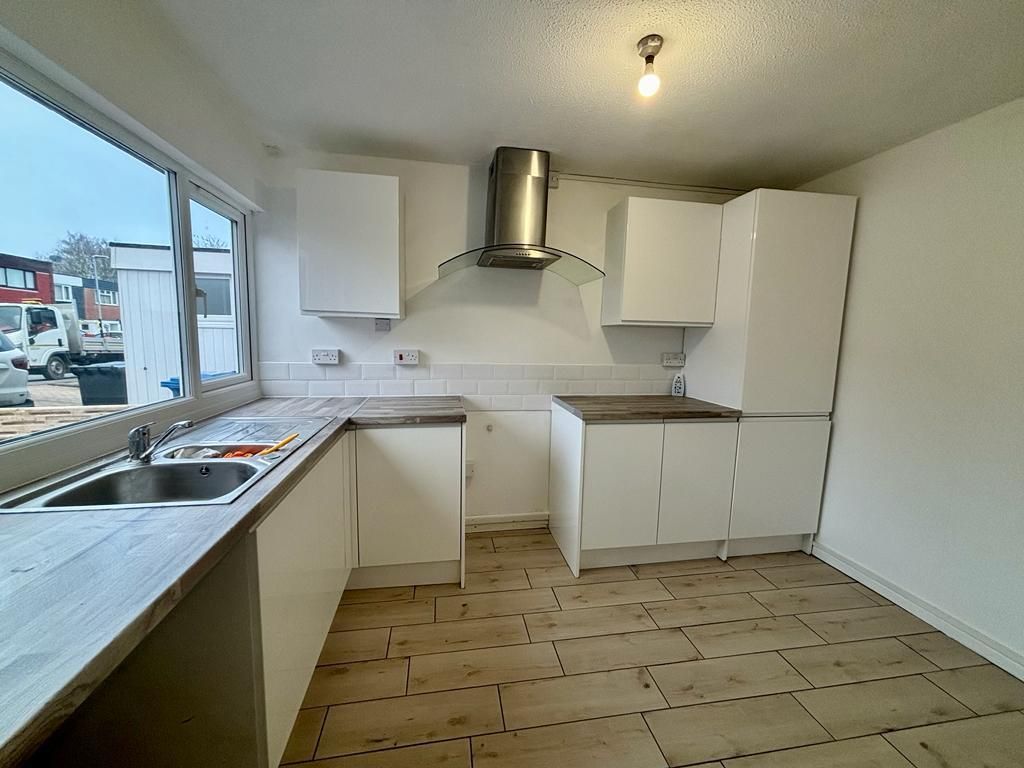 Property photo 3 of 8 Kitchen