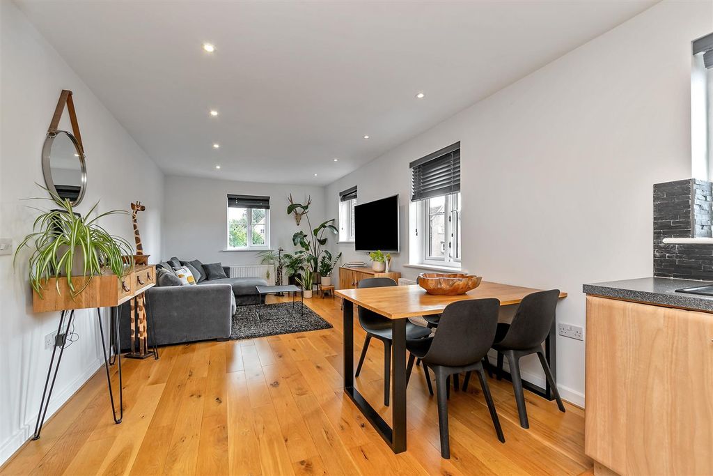 Property photo 3 of 16 22Centaurussquare-12.Jpg