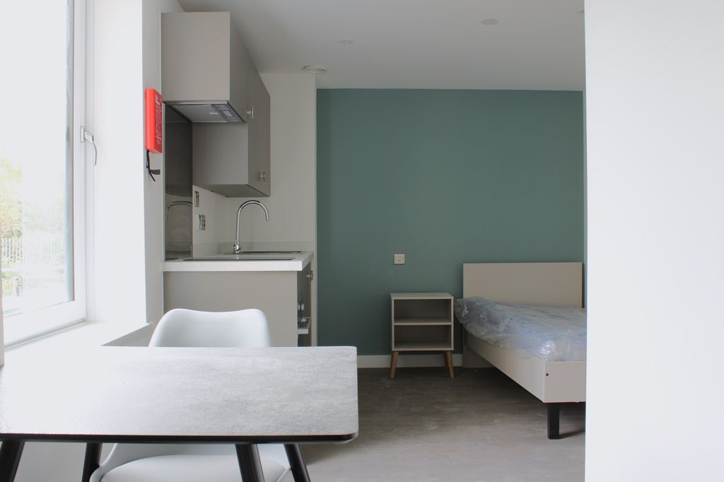 Property photo 3 of 4 A Bright And Modern Double Bedroom With A Stylish ...