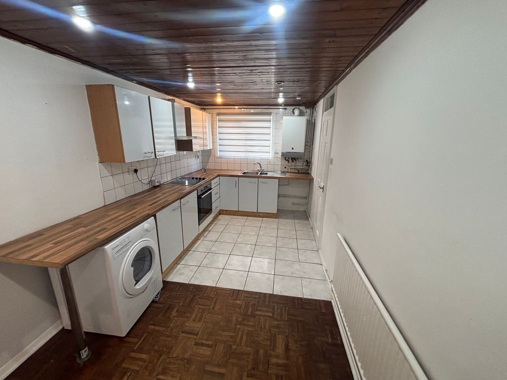 Property photo 3 of 6 Kitchen