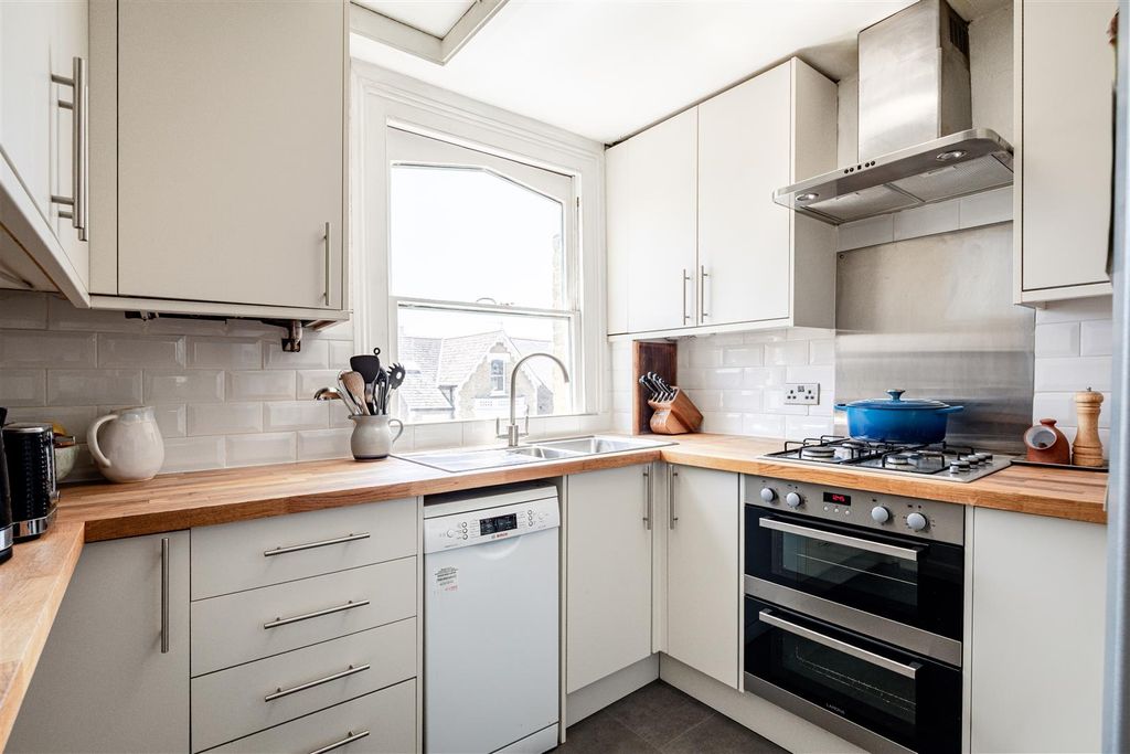 Property photo 3 of 10 Arlington Gardens-7.Jpg