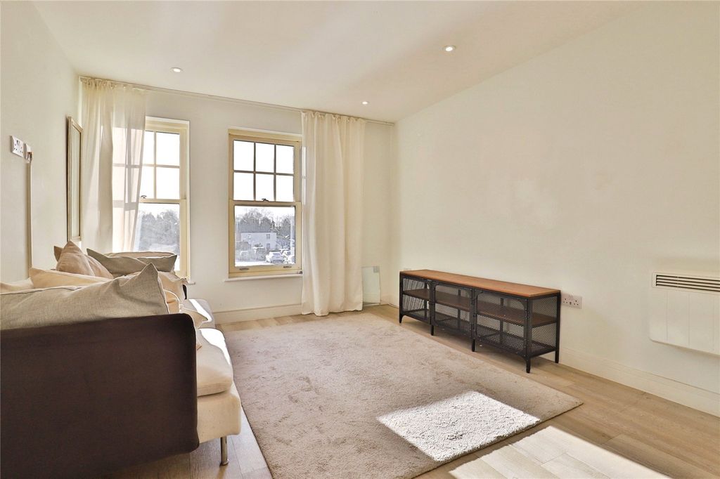 Property photo 3 of 12 Lounge