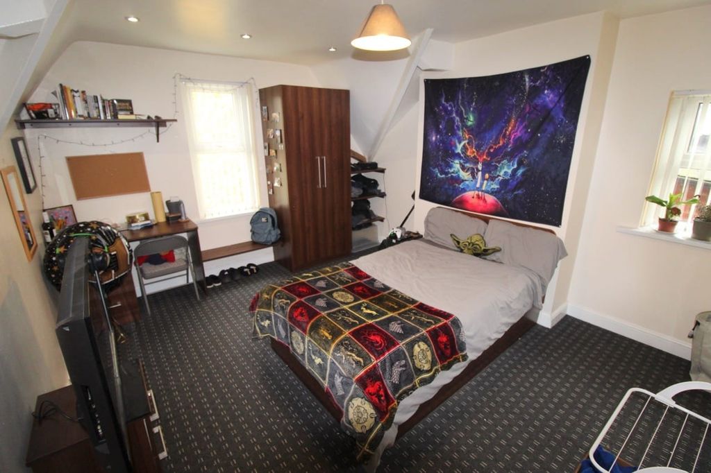 Property photo 1 of 5 Well-Presented Double Bedroom With A Double Bed, B...