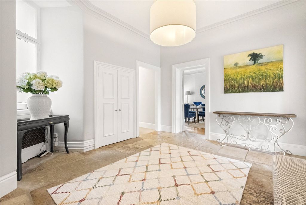 Property photo 3 of 23 Foyer