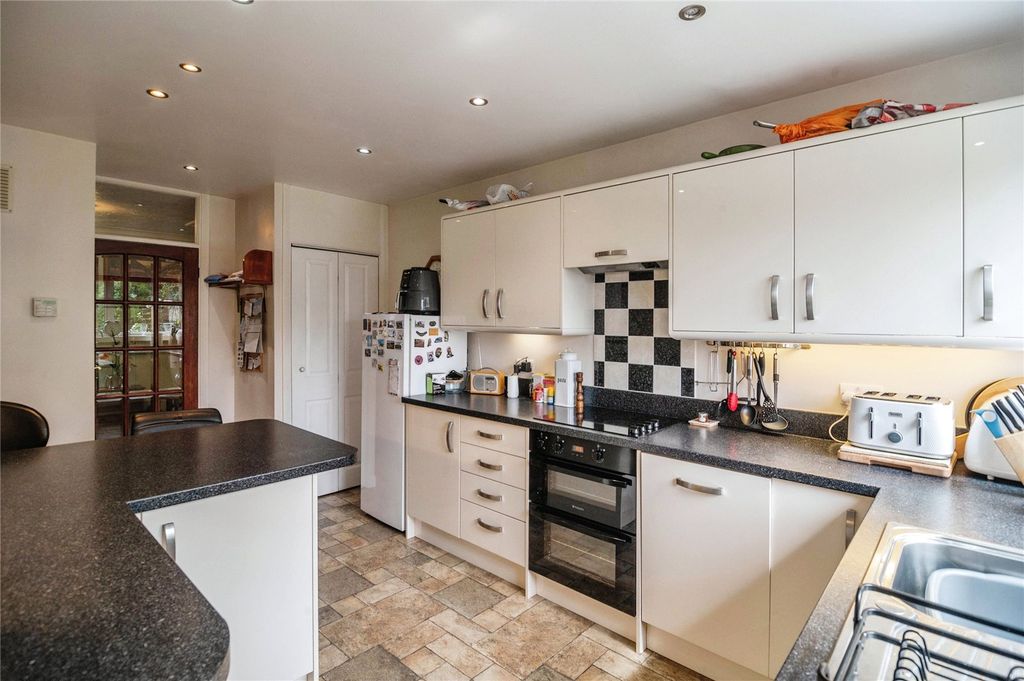 Property photo 2 of 16 Kitchen/Breakfast