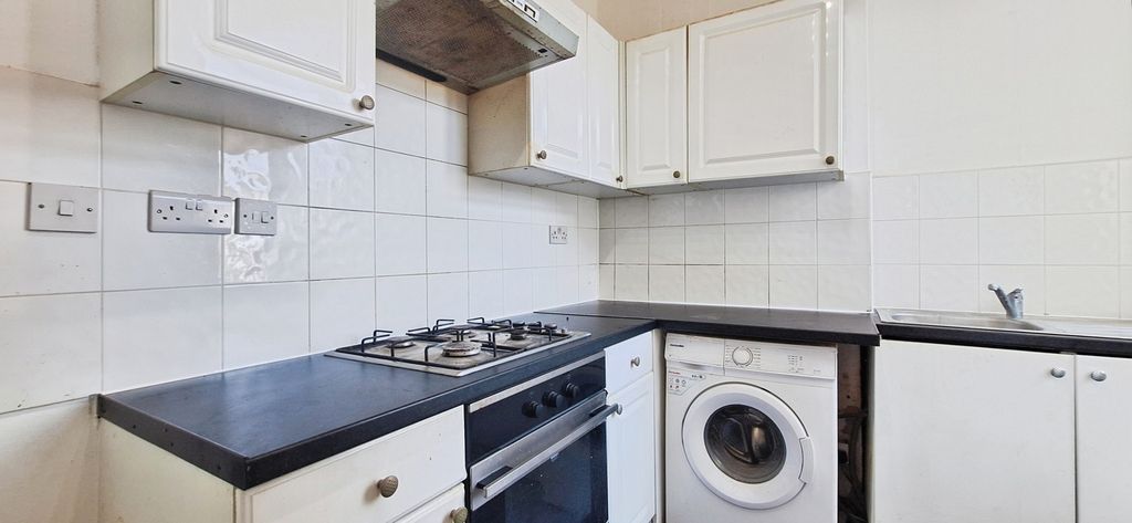 Property photo 3 of 10 Kitchen