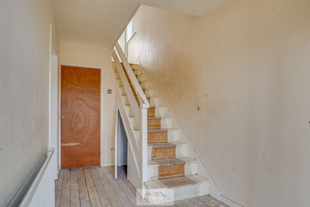 Property photo 2 of 22 Entrance Hall