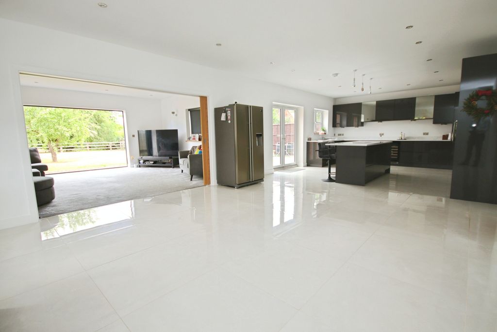 Property photo 2 of 32