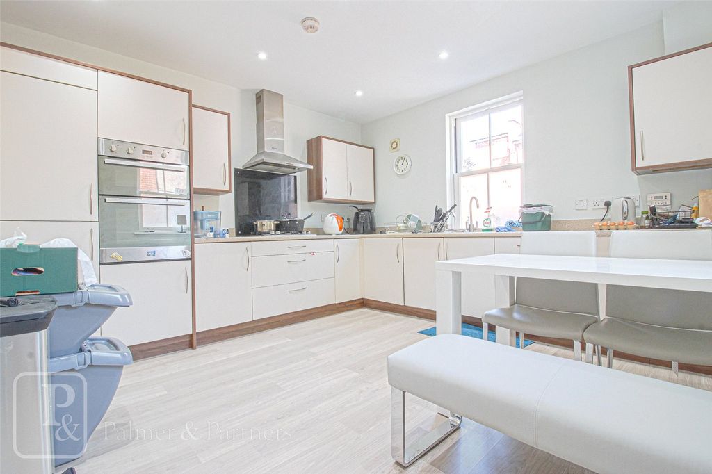 Property photo 3 of 12 Kitchen
