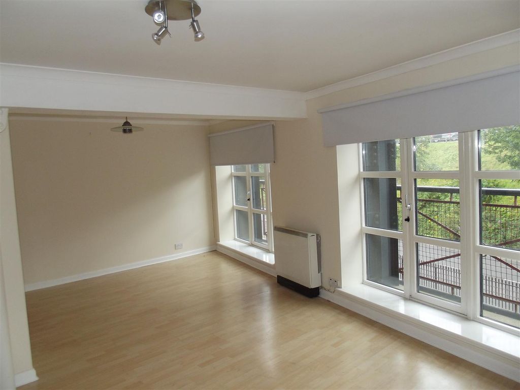 Property photo 3 of 6 Lounge