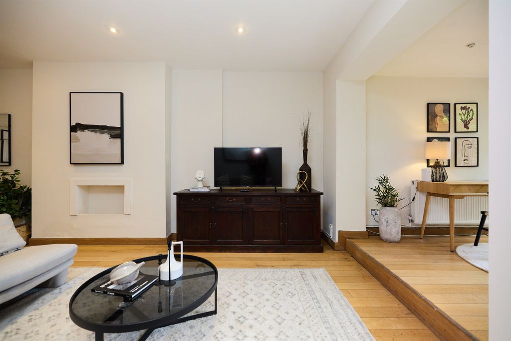 Property photo 2 of 31