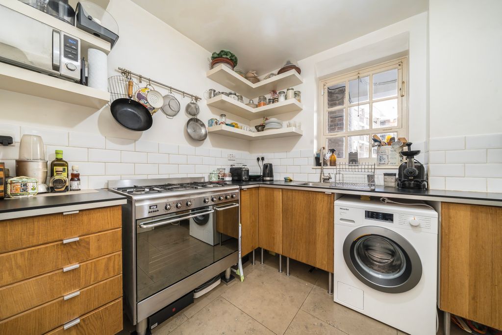 Property photo 3 of 10 Kitchen