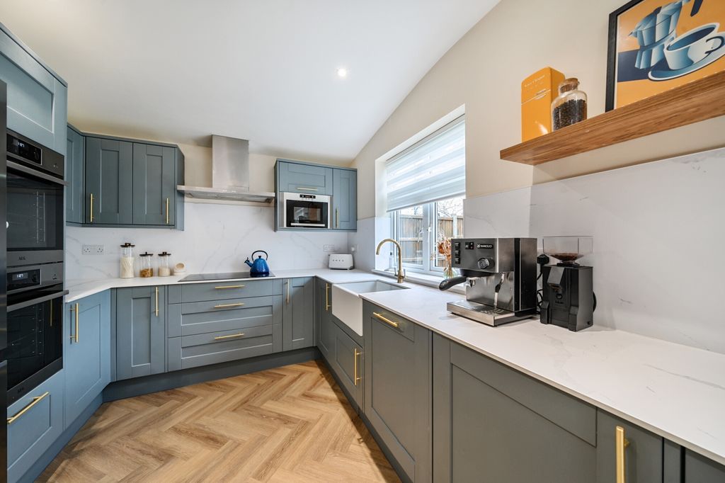 Property photo 3 of 18 Kitchen