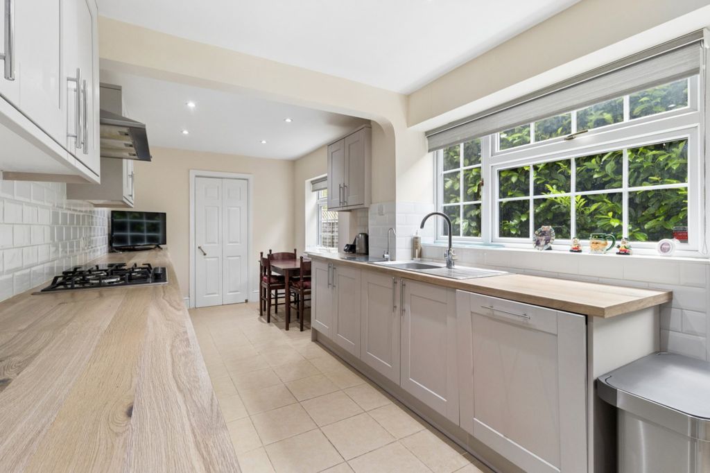 Property photo 2 of 25 Kitchen