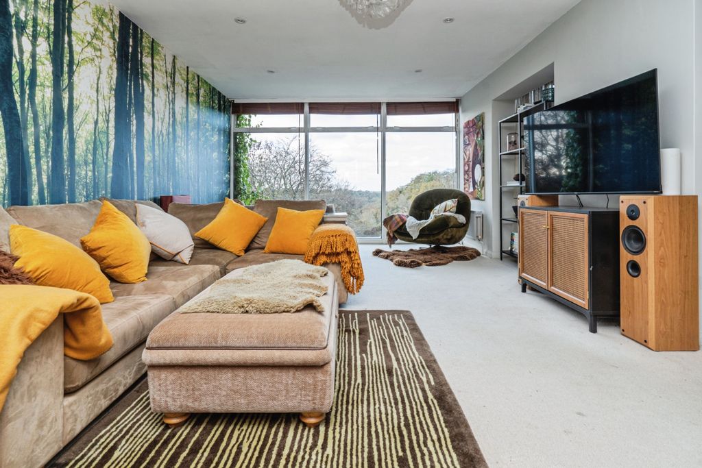 Property photo 2 of 32 Lounge