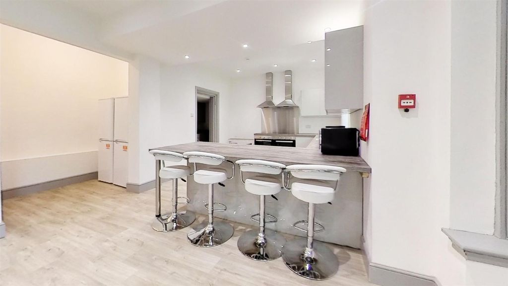 Property photo 1 of 16 Approach