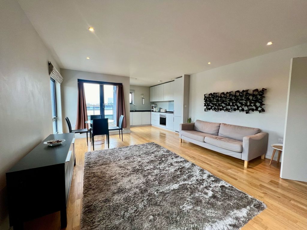 Property photo 3 of 8 Lounge