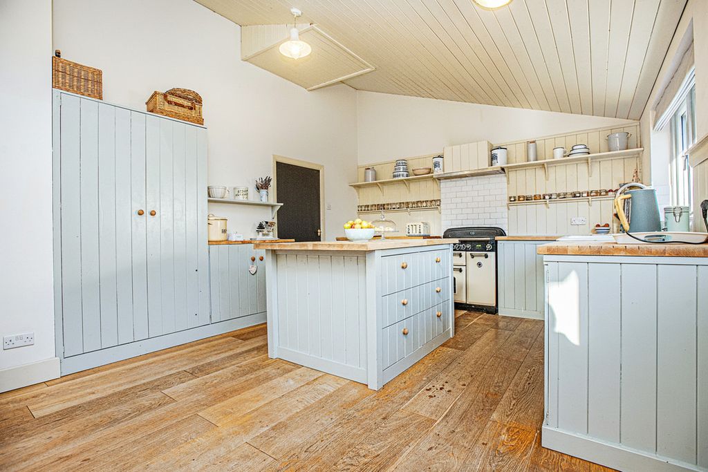 Property photo 3 of 34