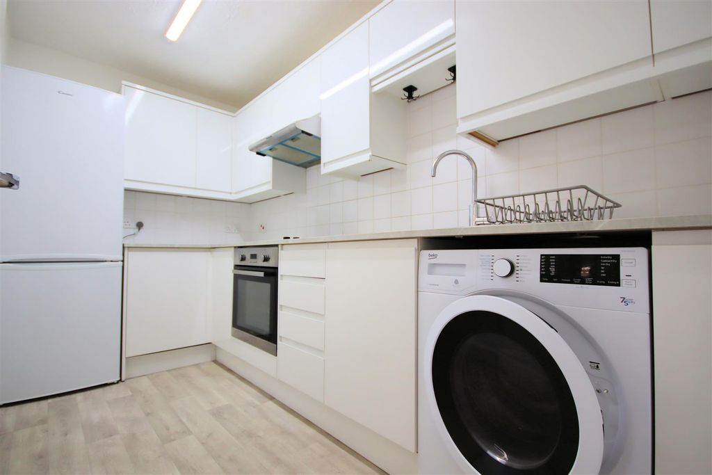 Property photo 2 of 10 Fitted Kitchen