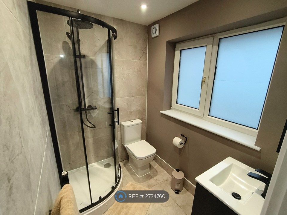 Property photo 1 of 23 En Suite Bathroom