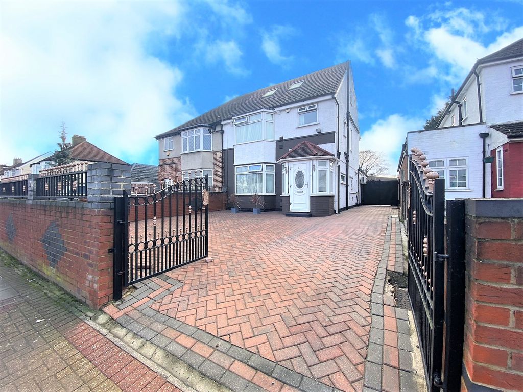 Property photo 1 of 30 Great South West Road, Hounslow, Tw4 7Nf
