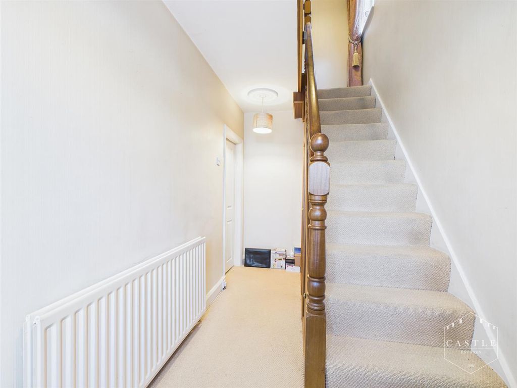 Property photo 3 of 15 Entrance Hall