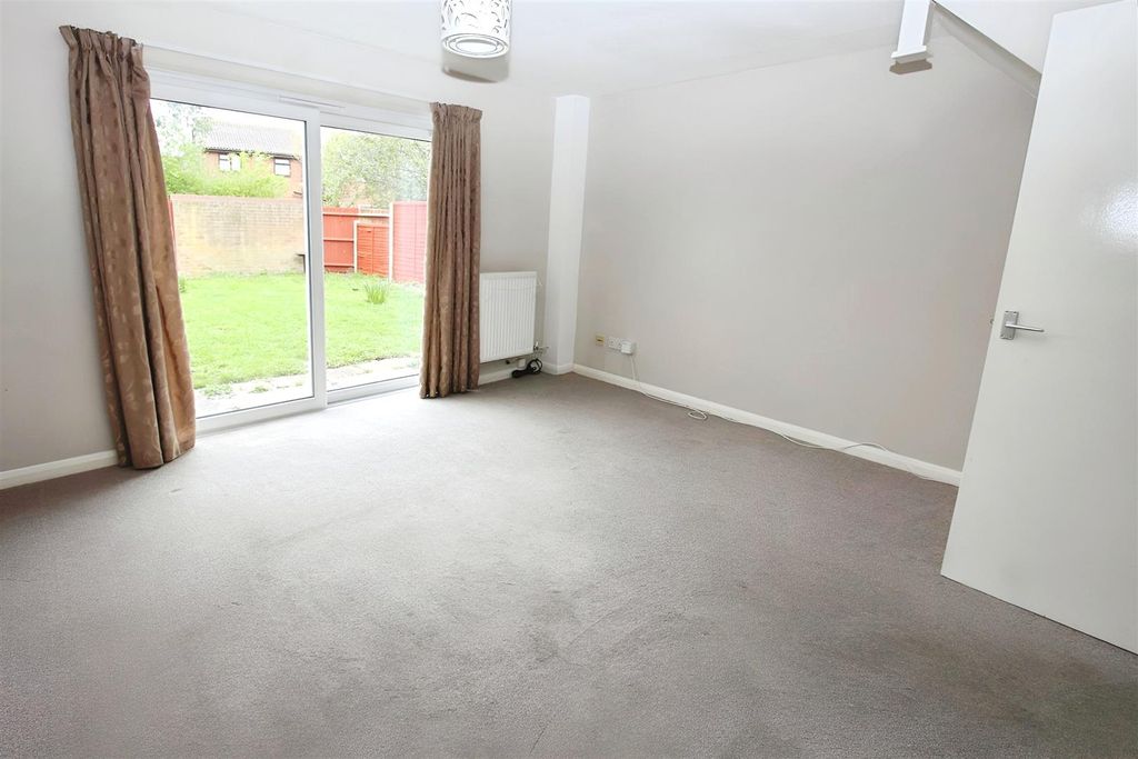 Property photo 3 of 8 Lounge