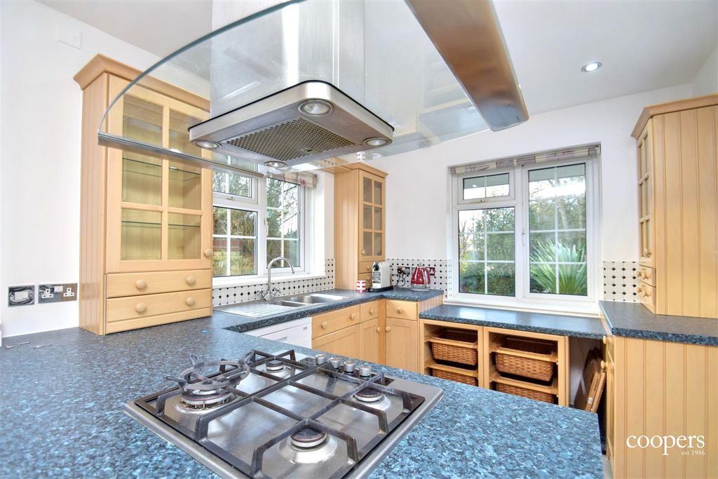 Property photo 3 of 12 Kitchen