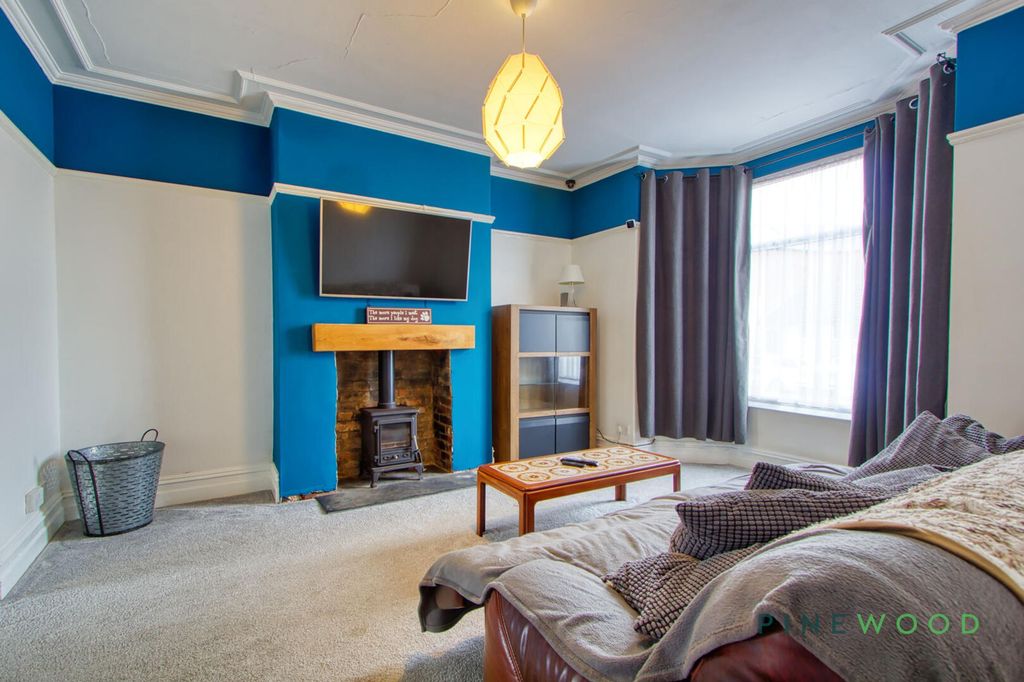 Property photo 3 of 16 Lounge