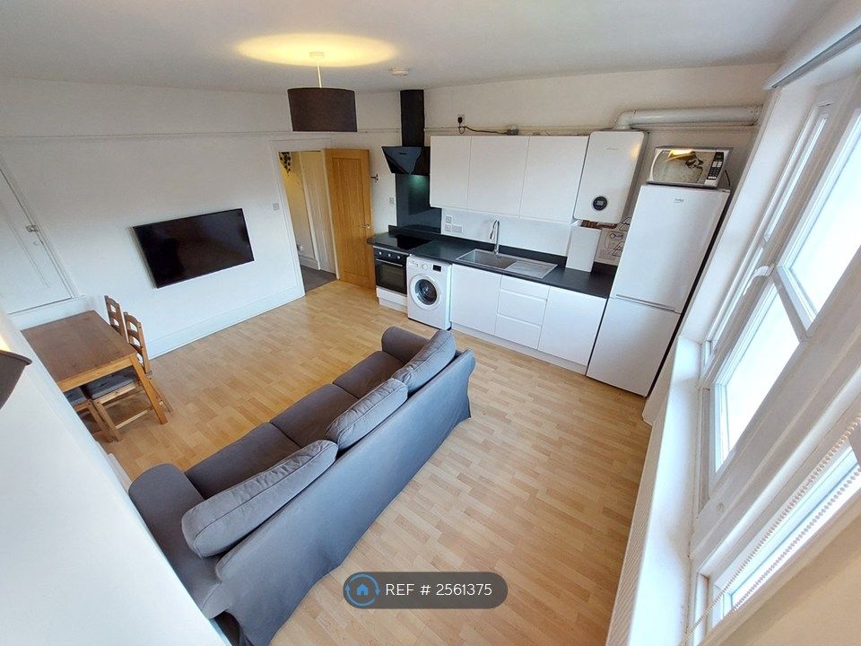 Property photo 2 of 9 Kitchen/Lounge