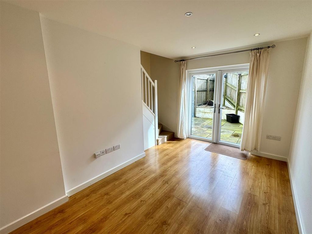 Property photo 2 of 7 2 Wartha Mews Lounge