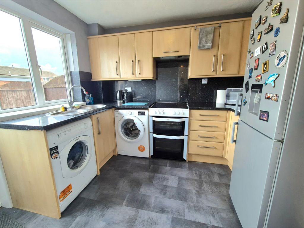 Property photo 3 of 12 Kitchen