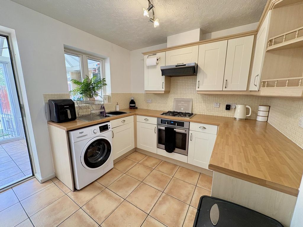 Property photo 3 of 10 Kitchen