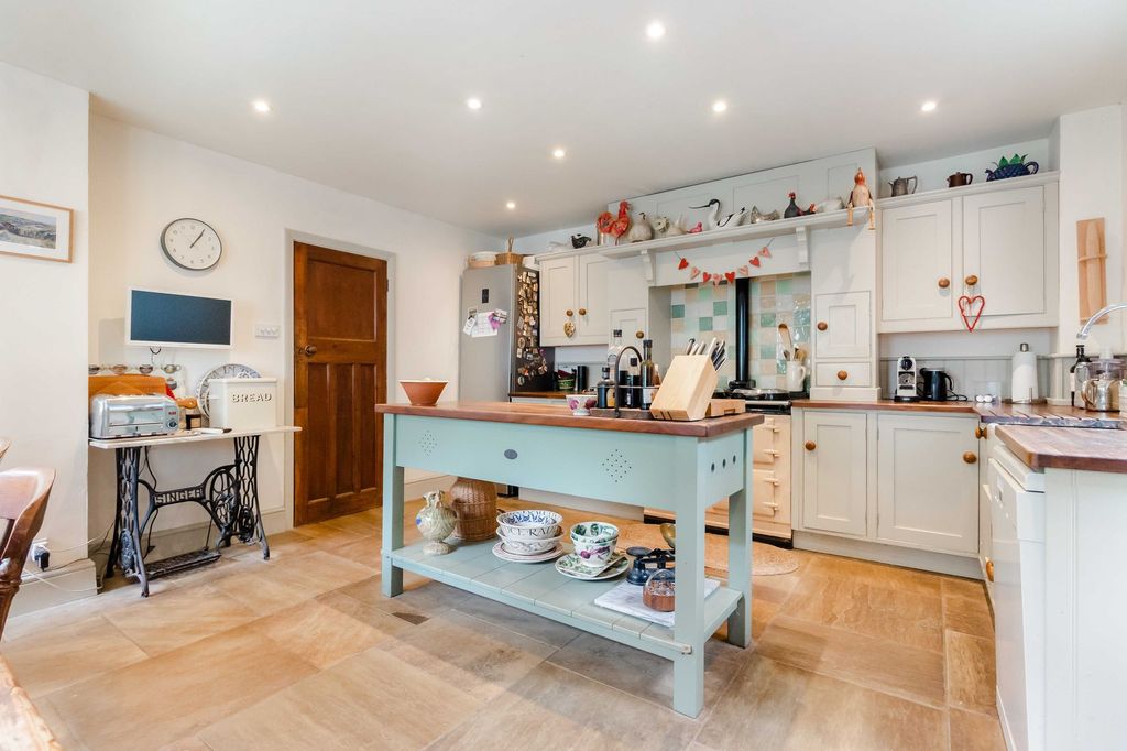 Property photo 2 of 41