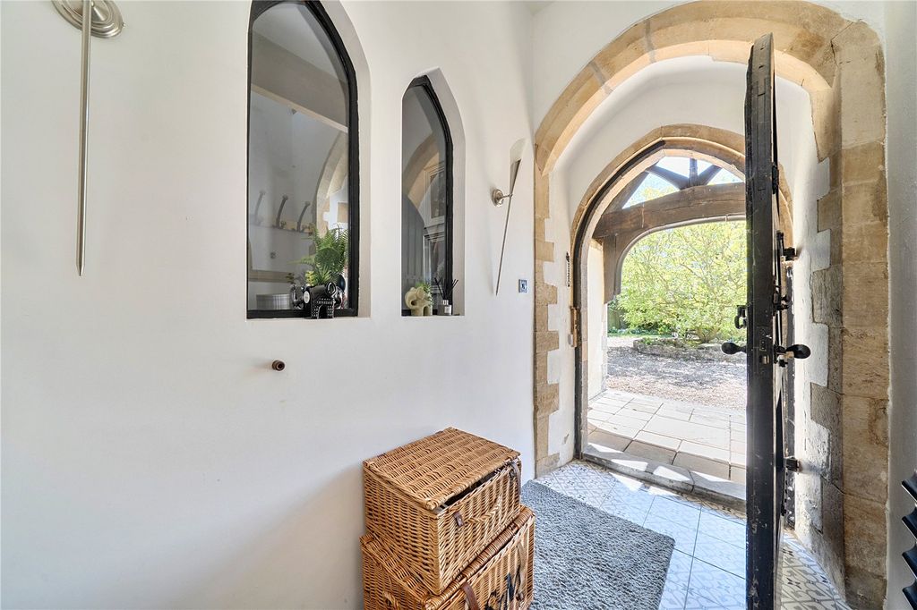 Property photo 3 of 25 Entrance Hall