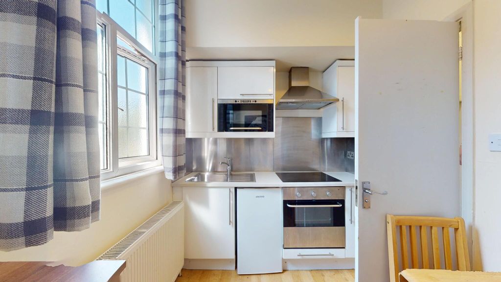 Property photo 2 of 11 Kitchen