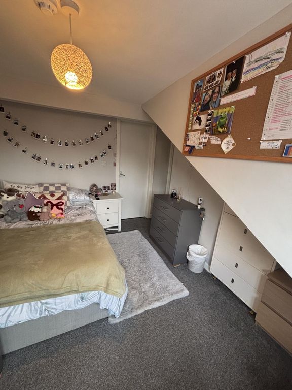 Property photo 2 of 16 A Cozy And Inviting Bedroom Featuring A Neatly Mad...