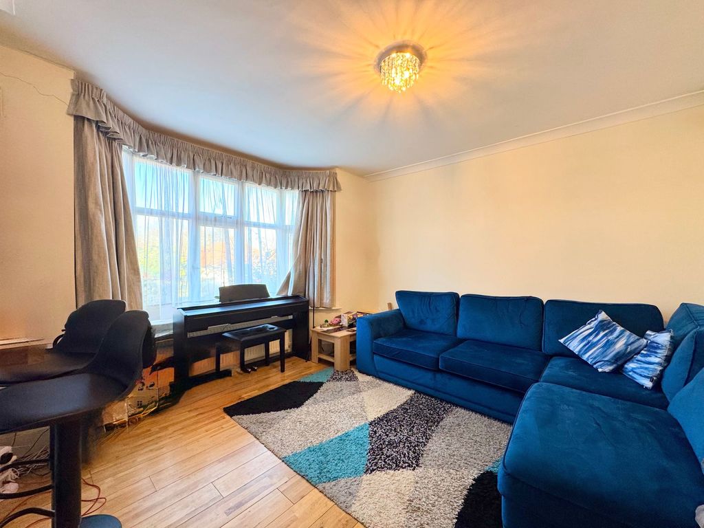 Property photo 3 of 21 Lounge