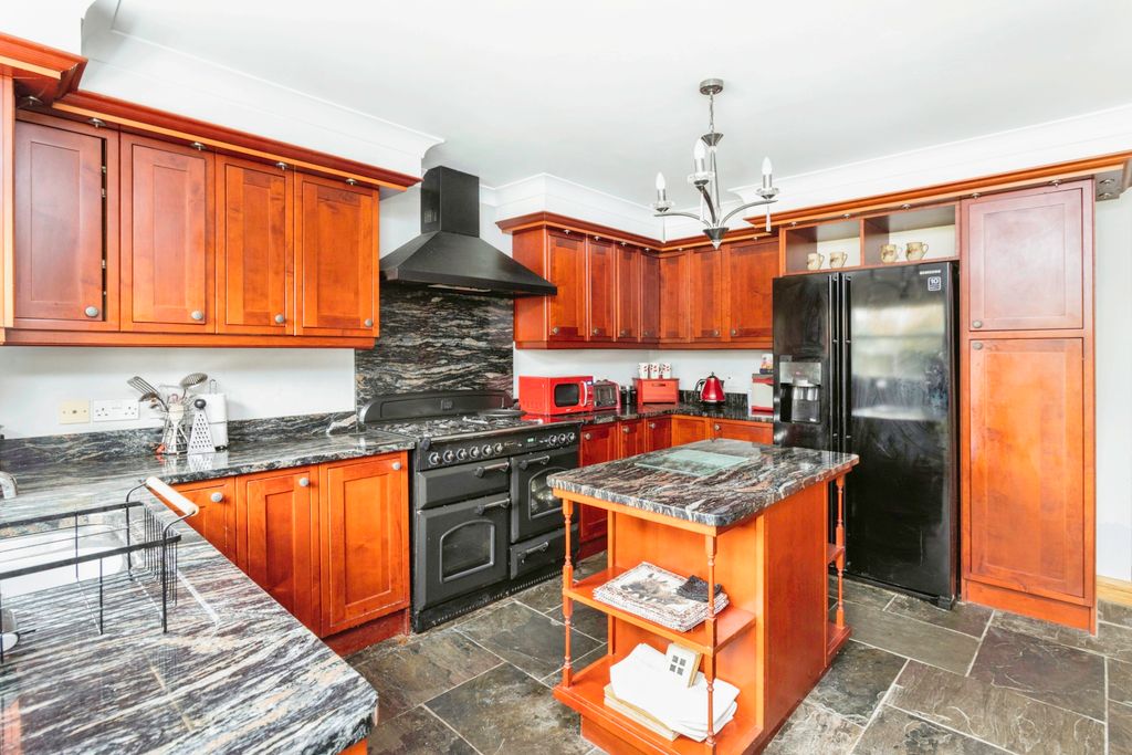 Property photo 3 of 19 Kitchen