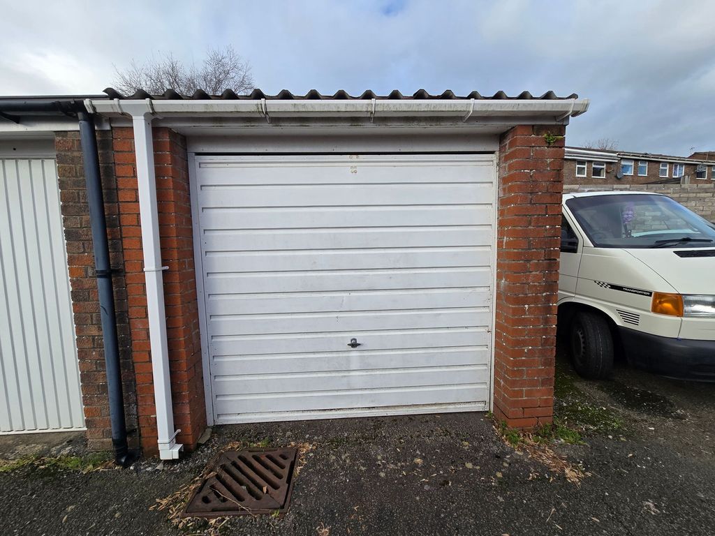 Property photo 2 of 18 Garage