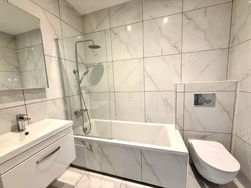 Property photo 3 of 6 Bathroom