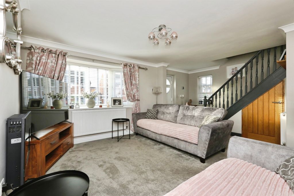 Property photo 3 of 18 Lounge