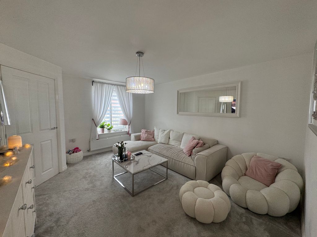Property photo 3 of 11 Living Room