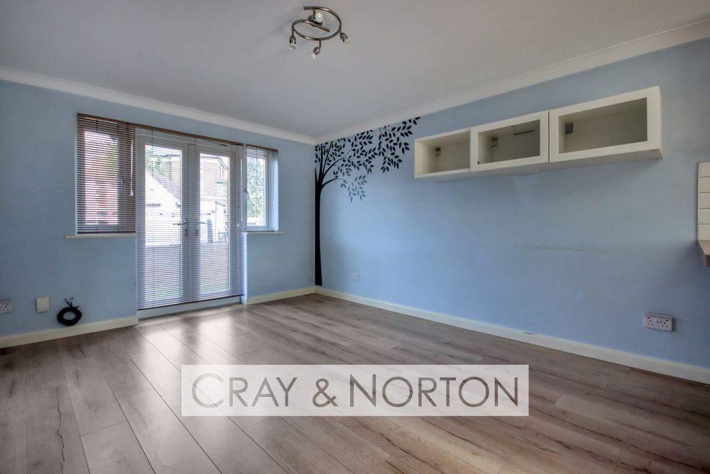 Property photo 3 of 8 Photo 4