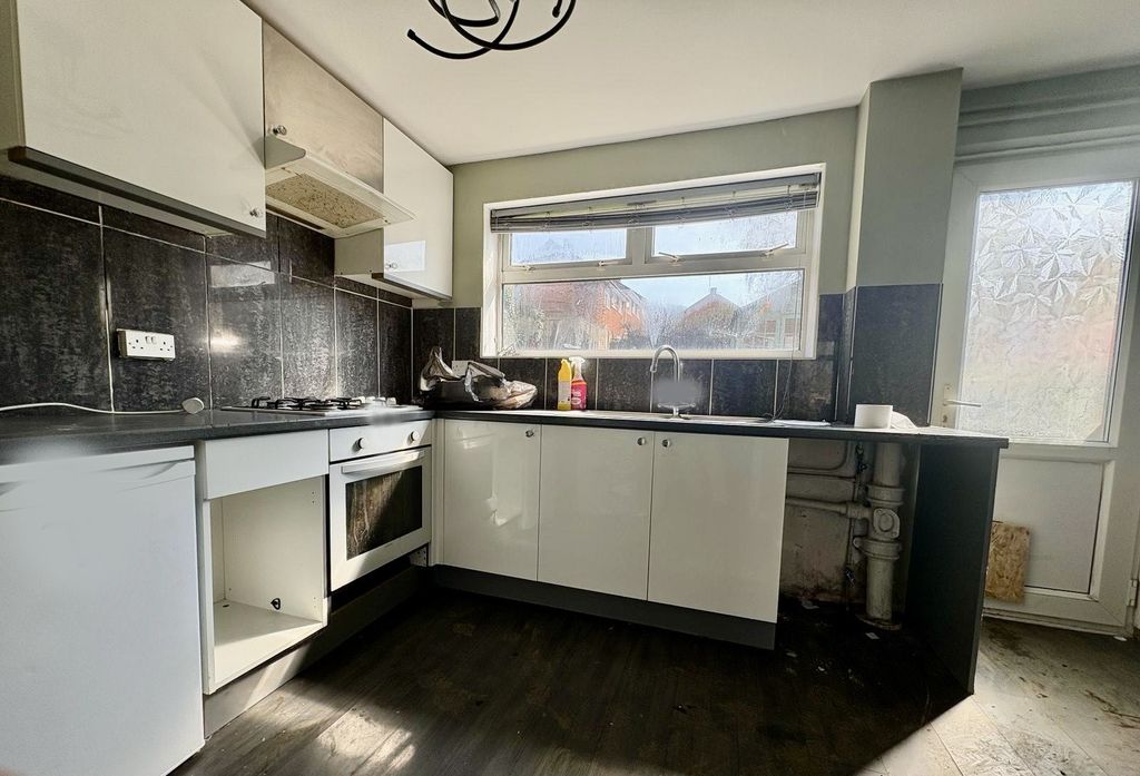 Property photo 3 of 11 Kitchen
