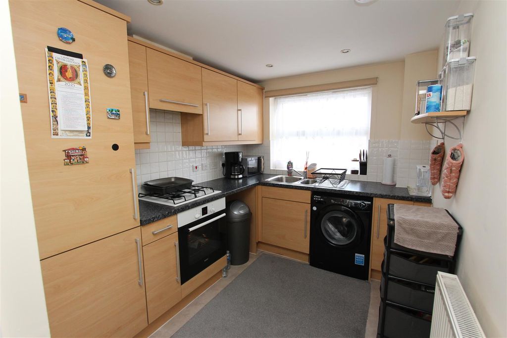 Property photo 2 of 8 Kitchen