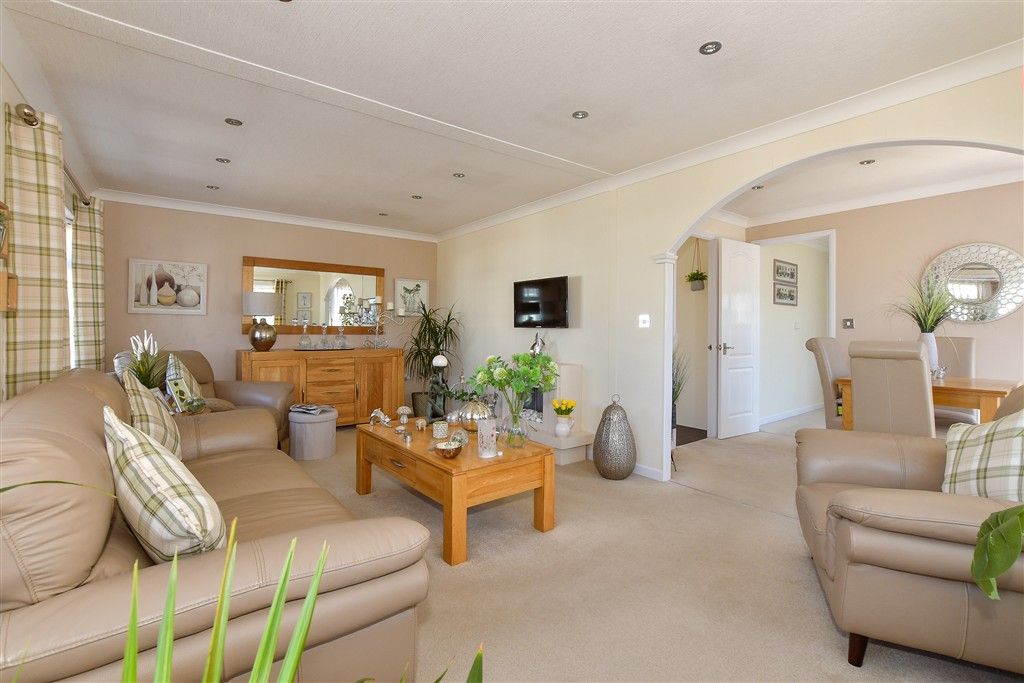Property photo 3 of 17 Lounge