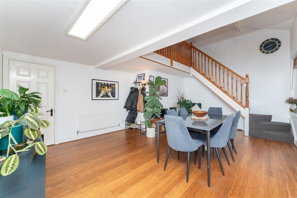 Property photo 3 of 12 32 Osterley Gdns Recp A.Jpg