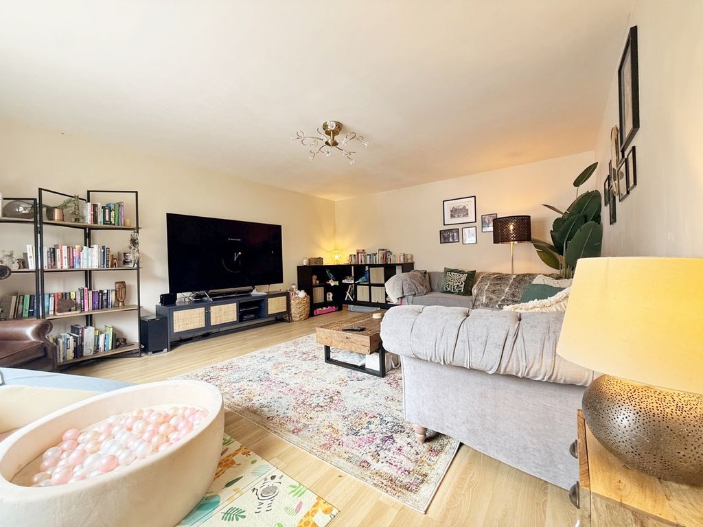 Property photo 3 of 37 Lounge